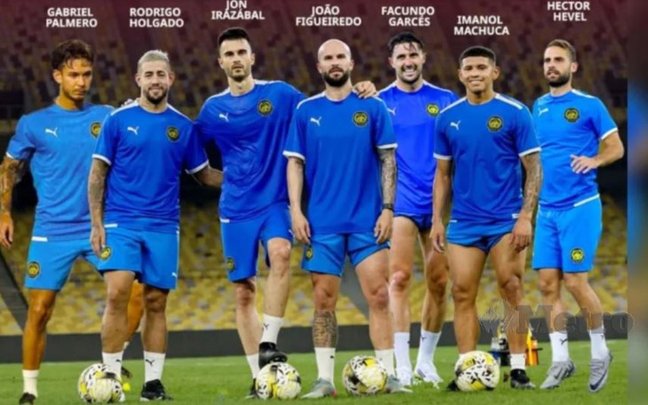 Rodriguez ghi siêu phẩm ‘xe đạp chổng ngược’ trên tuyết - Ảnh 2.