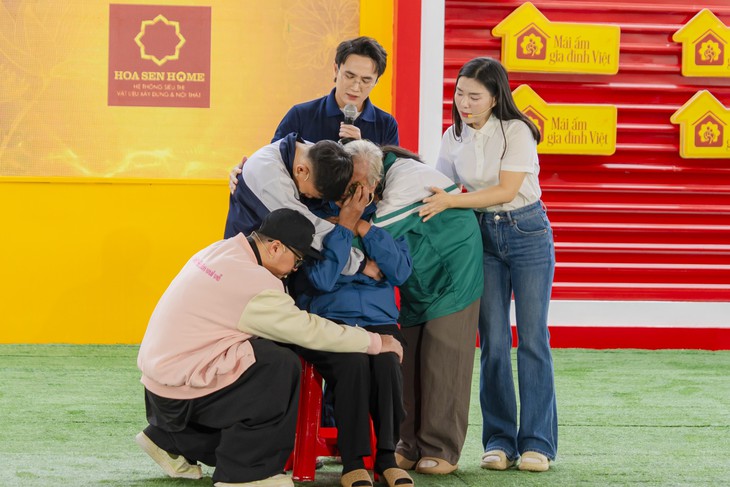 Khán giả Hà Nội đội mưa nán lại đến phút cuối cùng 'Mái ấm gia đình Việt' - Ảnh 4.