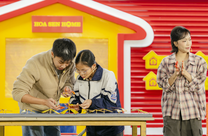 Khán giả Hà Nội đội mưa nán lại đến phút cuối cùng 'Mái ấm gia đình Việt' - Ảnh 2.