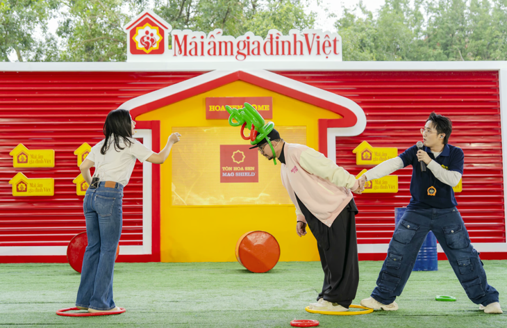 Khán giả Hà Nội đội mưa nán lại đến phút cuối cùng 'Mái ấm gia đình Việt' - Ảnh 3.