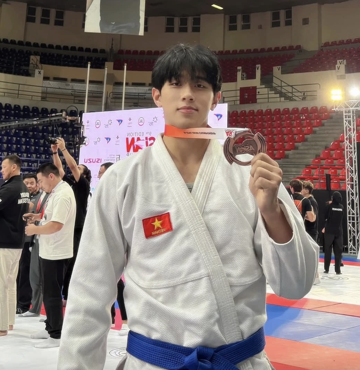 'Anh trai' cao 1,83m của tuyển Việt Nam tại SEA Games 2025 - Ảnh 1.