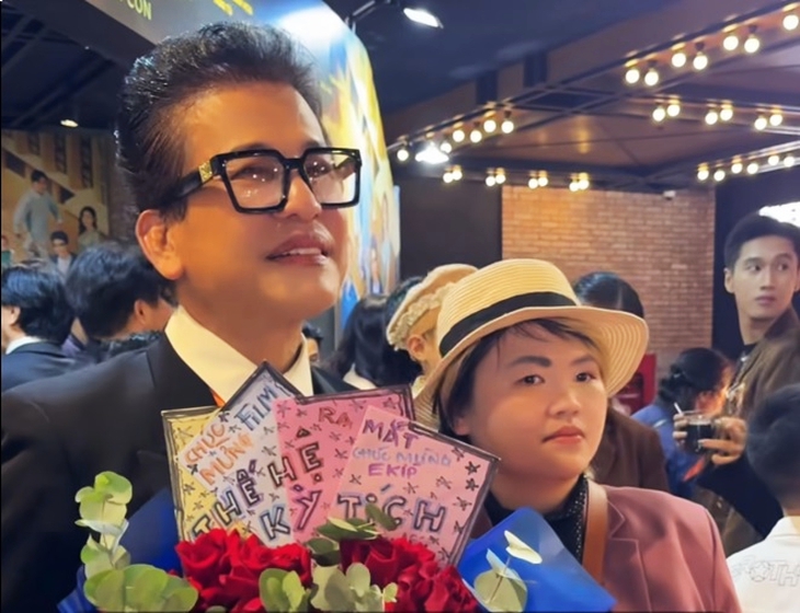 Thực hư MC Thanh Bạch bị ngó lơ, phải xếp hàng dài ở thảm đỏ?   - Ảnh 1.