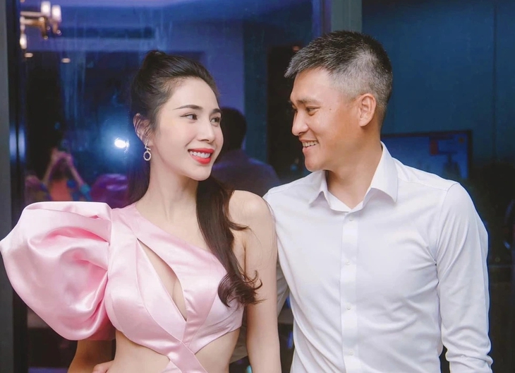 Thủy Tiên - Công Vinh hiếm hoi lộ diện, biểu cảm gây chú ý - Ảnh 2.