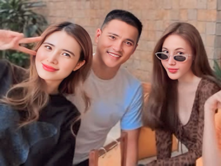 Thủy Tiên - Công Vinh hiếm hoi lộ diện, biểu cảm gây chú ý - Ảnh 1.