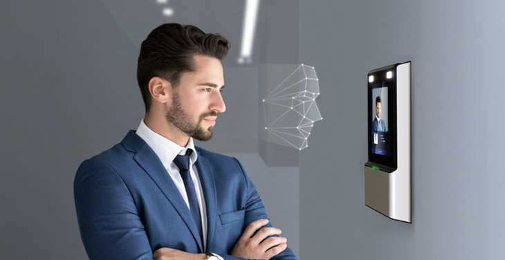 In mặt nạ giấy để nhờ đồng nghiệp... chấm công - Ảnh 2.