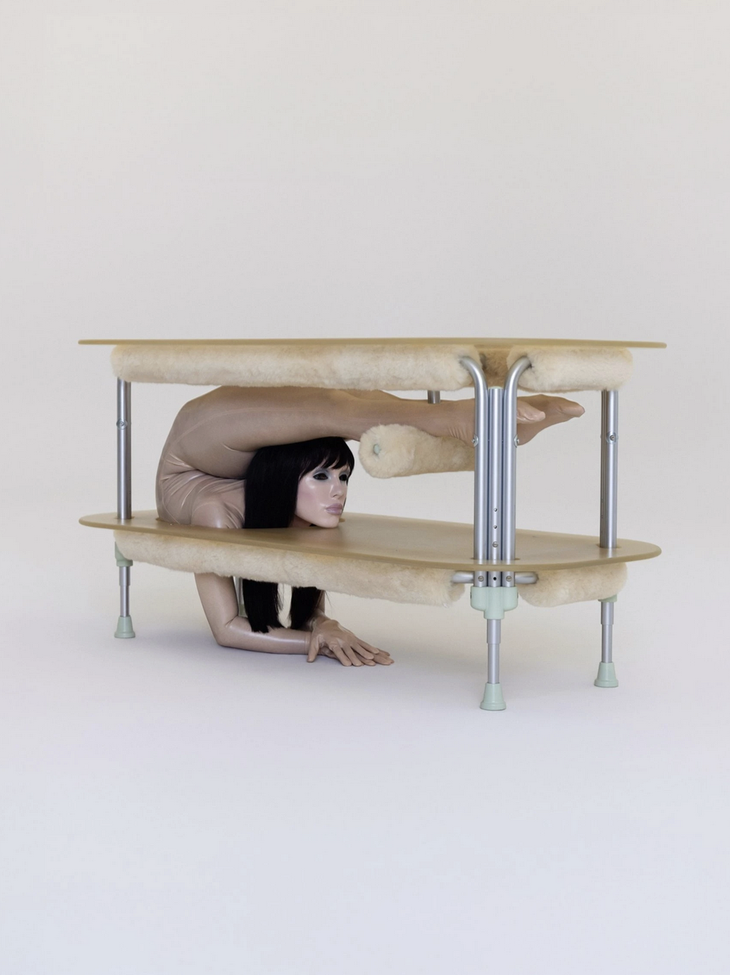 Vợ Kanye West biến cơ thể phụ nữ thành cái bàn, cái ghế - Ảnh 1.