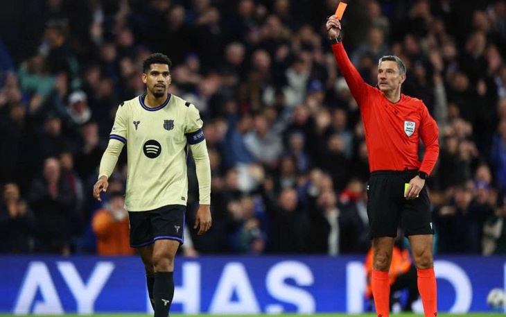 Đồng đội nhắc Alexander Isak phải vui hơn khi ghi bàn thắng - Ảnh 3.