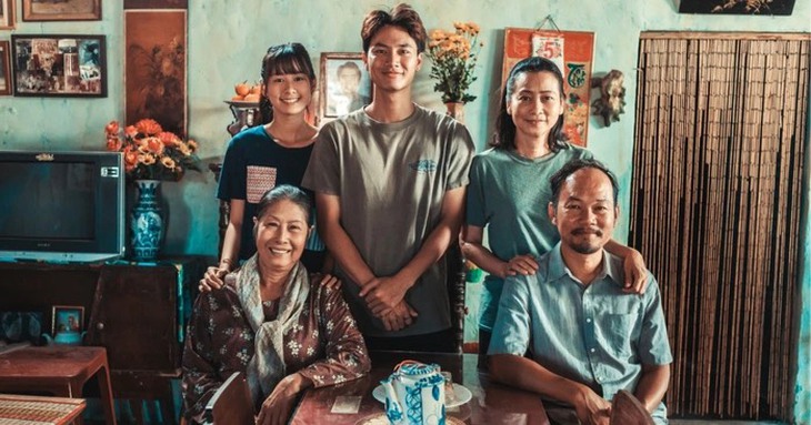 Top 5 phim Việt hốt bạc năm qua: Trấn Thành gây tranh cãi nhưng vẫn ẵm hơn 330 tỉ - Ảnh 4.