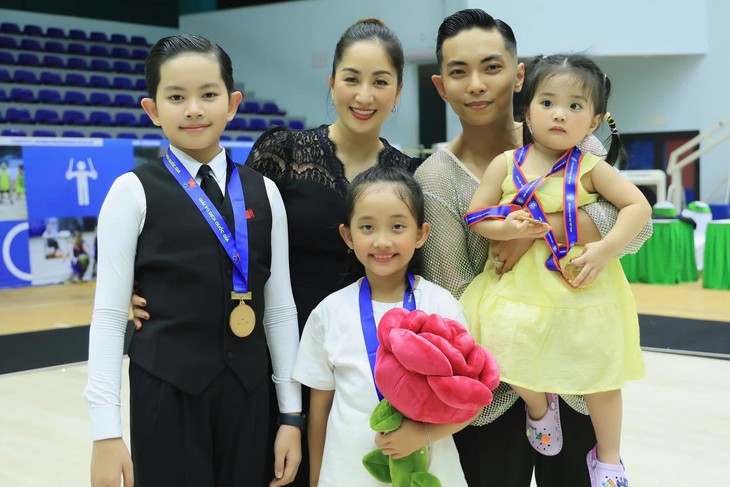 'Nữ hoàng dancesport' cưới học trò kém 11 tuổi, làm dâu nhà đại gia bất động sản - Ảnh 4.