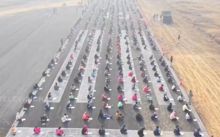 Cây thông Noel khiến dân mạng Malaysia… phải dụi mắt nhìn lại - Ảnh 4.