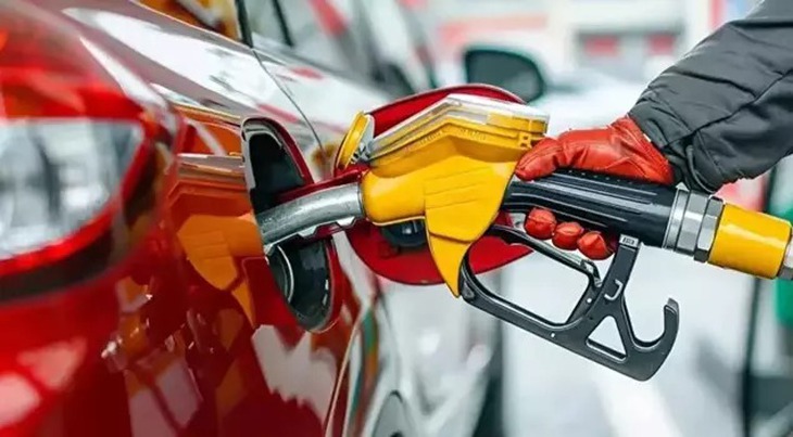 đổ xăng - Ảnh 1.