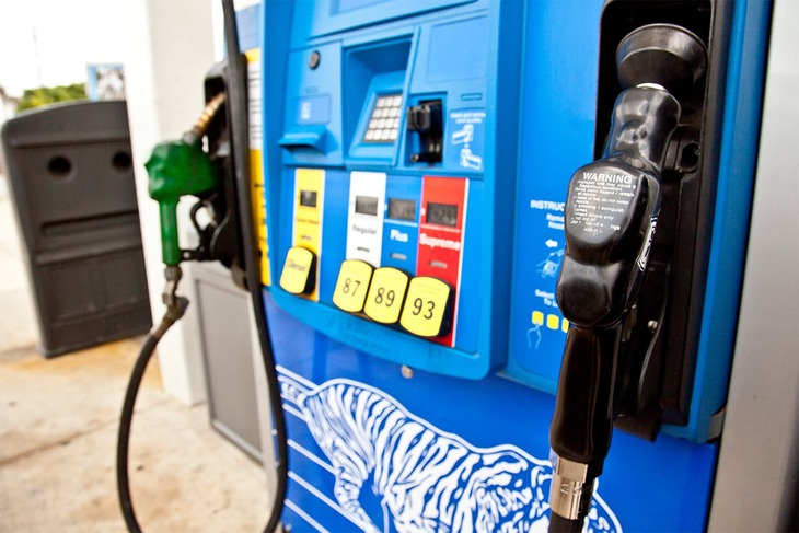 đổ xăng - Ảnh 2.