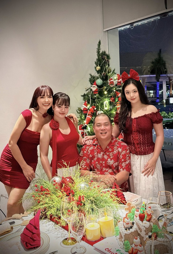 Sao Việt rộn ràng đón Giáng sinh 2025 - Ảnh 7.