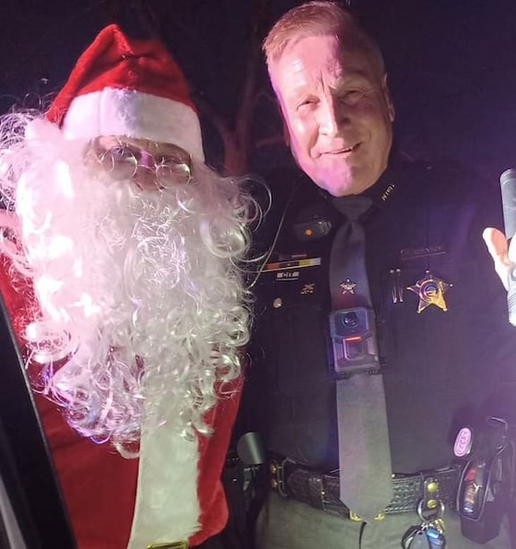 Ông già Noel và vợ bị 'tuýt còi' vì lái xe nhanh quá - Ảnh 2.