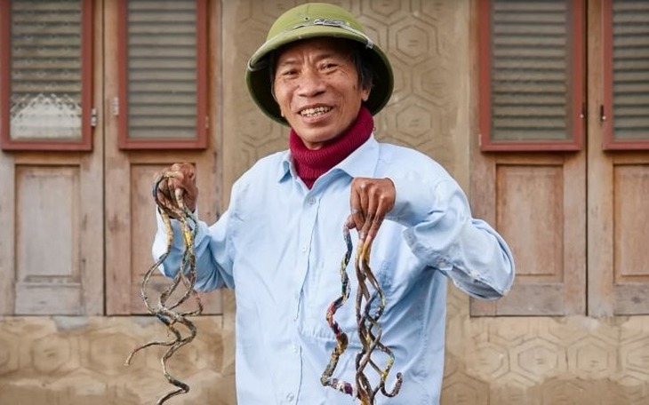 Lắp cửa kính 'tố cáo' người hút thuốc trong nhà vệ sinh - Ảnh 4.