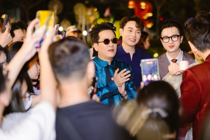 Trấn Thành, Trường Giang vui vẻ mừng Thu Trang ra mắt phim Tết 'Ai Thương ai Mến'   - Ảnh 2.