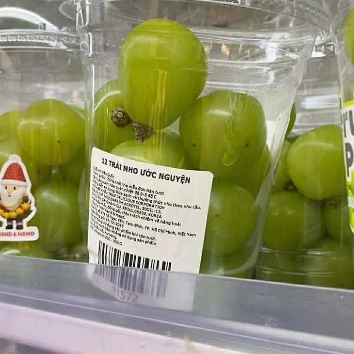Giới trẻ lại chui gầm bàn ăn 12 trái nho, có một sự thật đằng sau trend này - Ảnh 3.