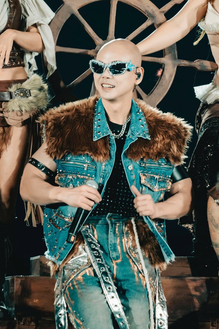 Phan Đinh Tùng mang hit 'Khúc hát mừng sinh nhật' phủ sóng toàn cầu   - Ảnh 3.