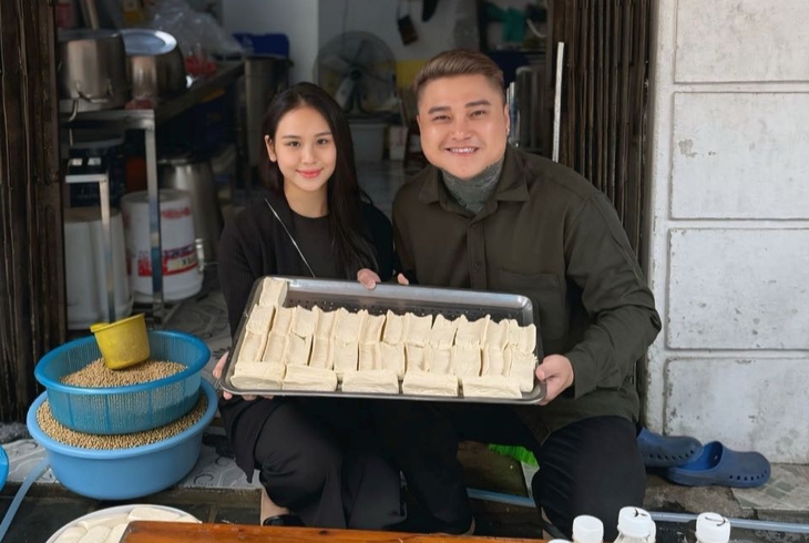 Ca sĩ Vũ Duy Khánh phục vụ quán bún đậu mắm tôm, trông xe giúp vợ   - Ảnh 1.