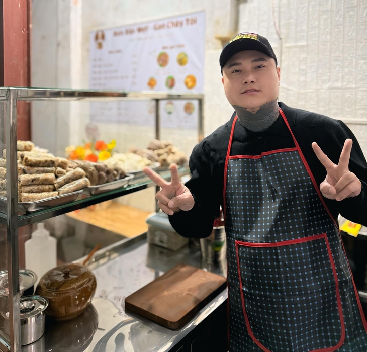 Ca sĩ Vũ Duy Khánh phục vụ quán bún đậu mắm tôm, trông xe giúp vợ   - Ảnh 2.