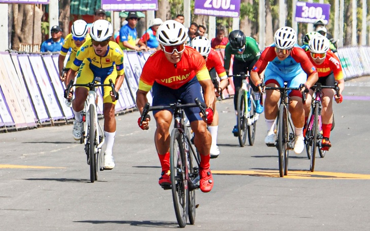 Các tay đua chui vào tiệm rửa xe và quán cà phê tránh mưa đá - Ảnh 3.