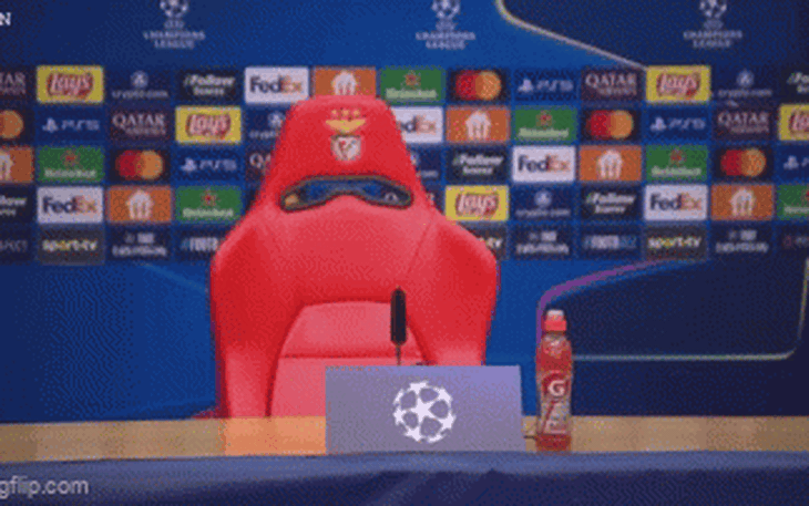 MC là Hoa hậu chiếm spotlight ở lượt về play-off Champions League - Ảnh 4.