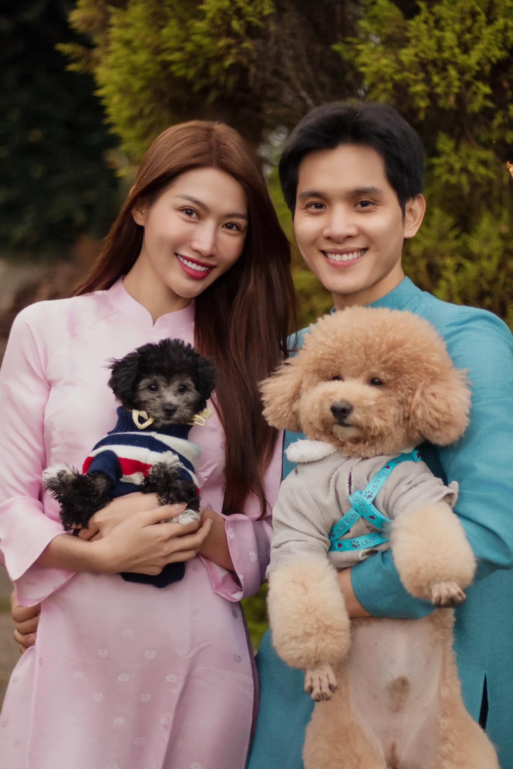 Chế Nguyễn Quỳnh Châu bất ngờ 'xả ảnh' khoe bạn trai yêu 4 năm - Ảnh 1.