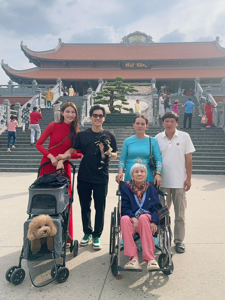 Chế Nguyễn Quỳnh Châu bất ngờ 'xả ảnh' khoe bạn trai yêu 4 năm - Ảnh 4.