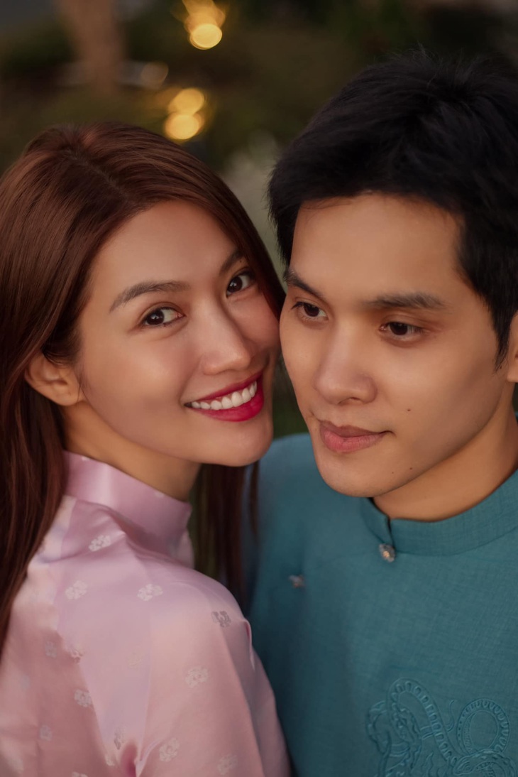 Chế Nguyễn Quỳnh Châu bất ngờ 'xả ảnh' khoe bạn trai yêu 4 năm - Ảnh 2.