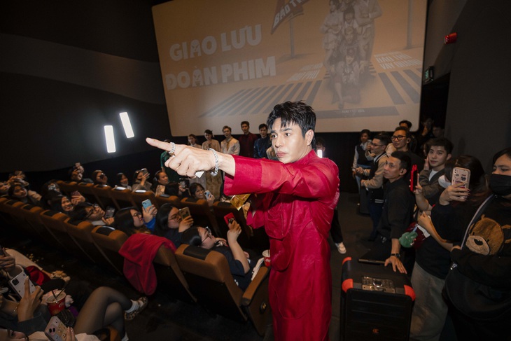 Erik, Phạm Anh Duy bất ngờ xuất hiện tại cinetour Bộ tứ báo thủ - Ảnh 3.