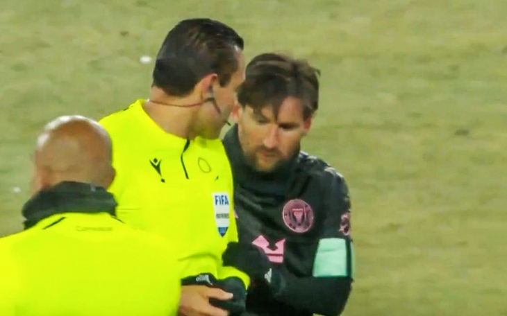 Trọng tài Ngoại hạng Anh sẽ đeo camera để hạn chế bị ‘bắt nạt’ - Ảnh 3.