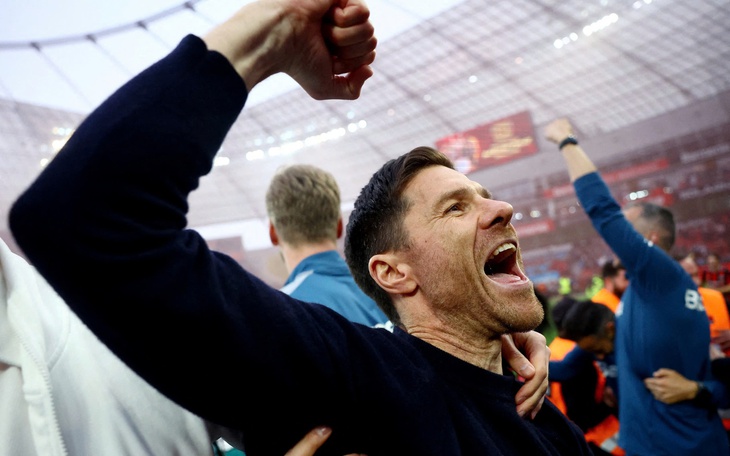 Fan Hamburg hành động lạ đời ăn mừng trở lại Bundesliga - Ảnh 2.