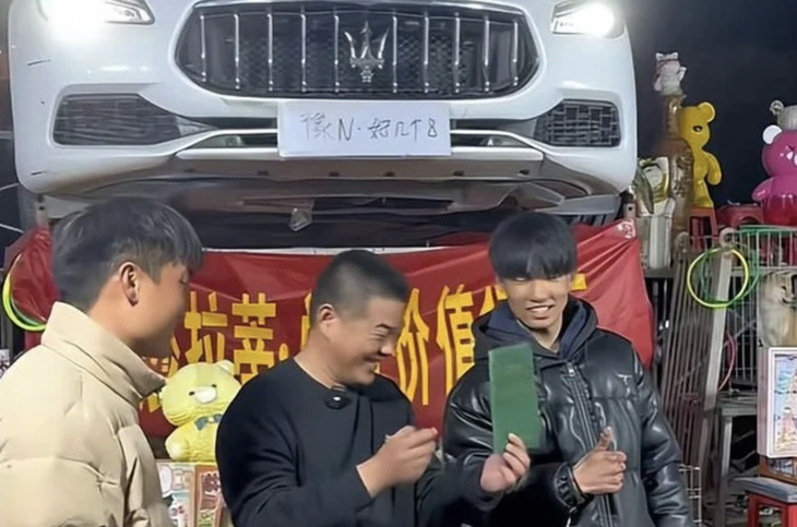 Trúng thưởng chiếc ô tô ở chợ đêm nhờ tài ném vòng - Ảnh 1.