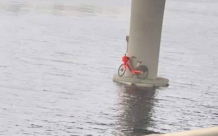 Dán mắt vào điện thoại cả ngày, cụ bà bị cận nặng ở tuổi 70 - Ảnh 3.