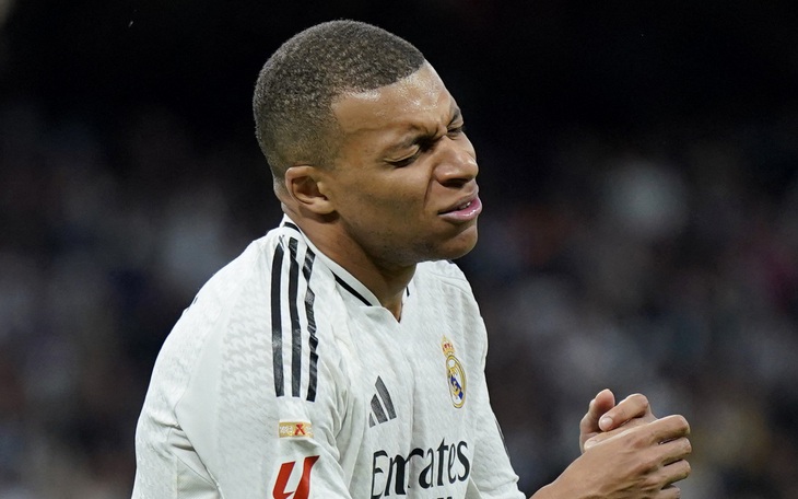 Kylian Mbappe bối rối vì chiếc xe điều khiển bị hỏng giữa sân - Ảnh 4.