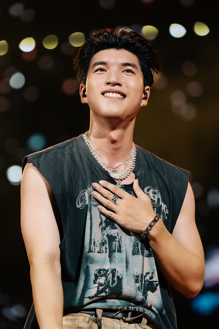 HIEUTHUHAI lọt top tìm kiếm sau dự họp mặt văn nghệ sĩ tiêu biểu - Ảnh 3.