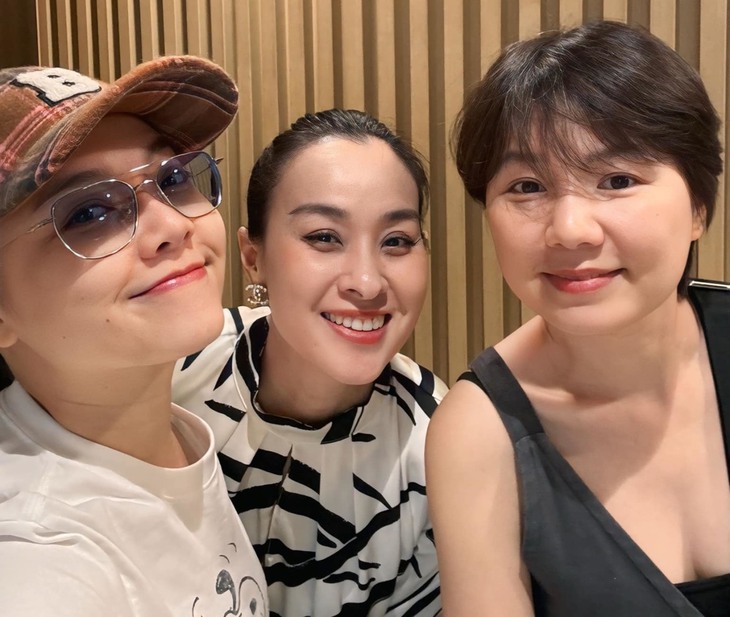 Các thành viên nhóm Mắt Ngọc hiếm hoi hội ngộ - Ảnh 1.