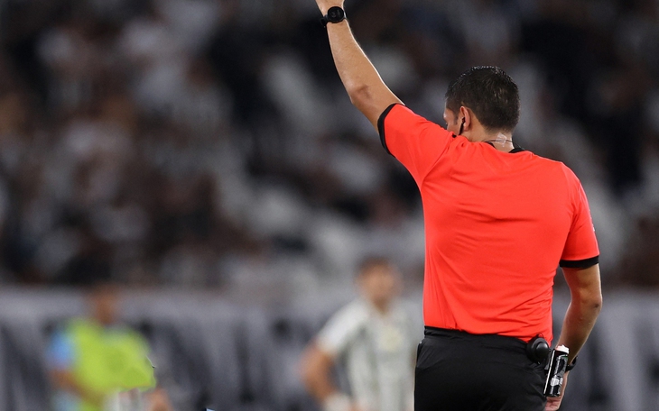 Trọng tài Ngoại hạng Anh sẽ đeo camera để hạn chế bị ‘bắt nạt’ - Ảnh 2.