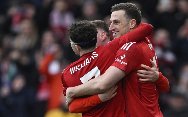 Sao Ngoại hạng Anh ngồi sàn tàu hoả đi phượt cùng bạn gái - Ảnh 2.