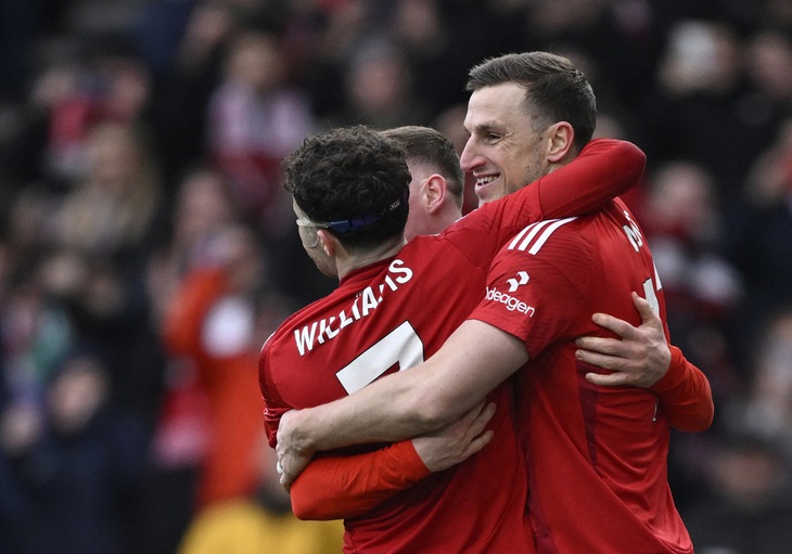 Quán rượu 'méo mặt' vì tặng bia cho mỗi bàn thắng của Nottingham - Ảnh 1.