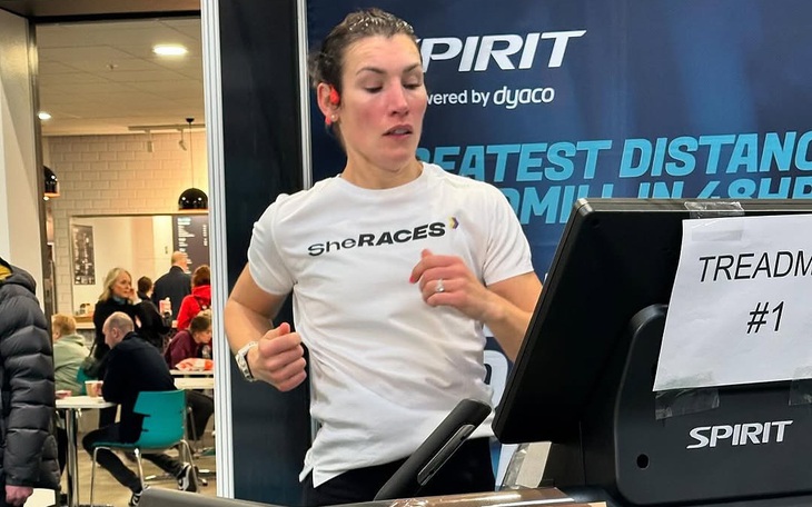 Bố bỉm Canada phá kỷ lục thế giới đẩy xe nôi chạy bộ - Ảnh 2.