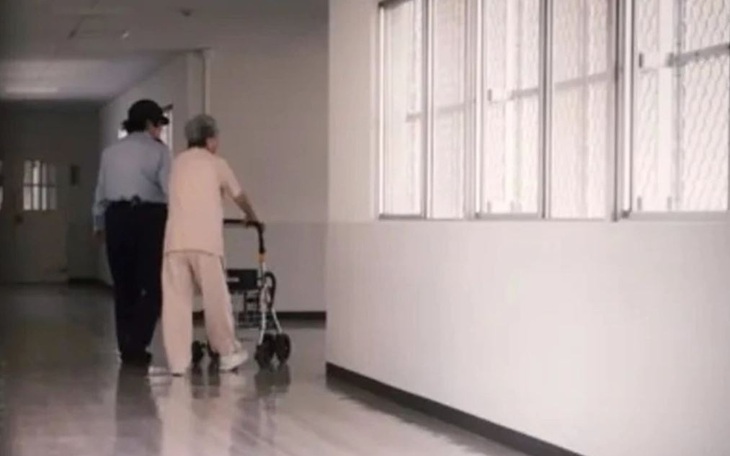 Đôi môi sưng chù vù như 'quái vật hoạt hình' sau phun xăm - Ảnh 1.