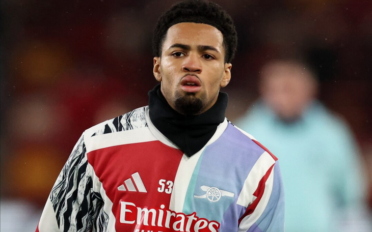 Fan nữ Arsenal gây sốt với trang phục body painting - Ảnh 3.