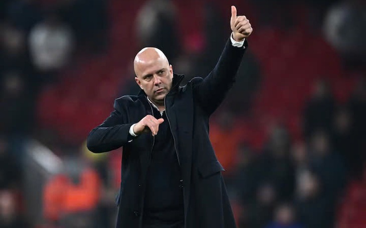 HLV Arne Slot của Liverpool nhận thẻ đỏ vì cái bắt tay kỳ lạ với trọng tài - Ảnh 2.