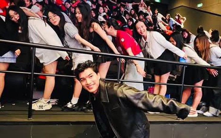 Cười xỉu với màn bắt trend Jennie Blackpink của MC thời tiết Mỹ - Ảnh 3.