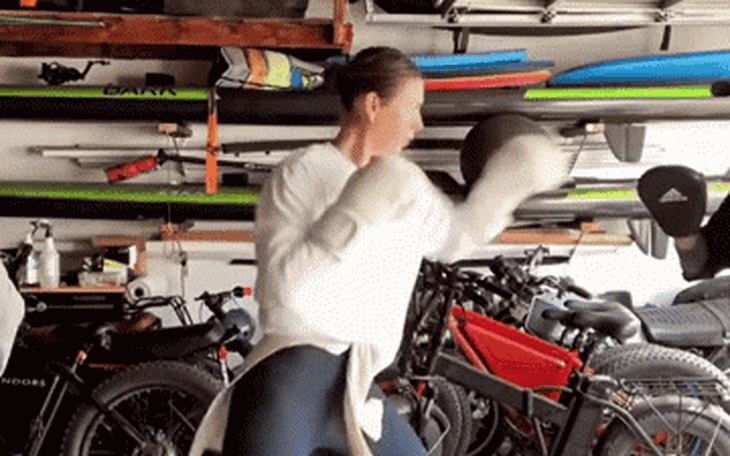 ‘Búp bê Nga’ Sharapova rớt nước mắt với thử thách cánh gà siêu cay - Ảnh 2.