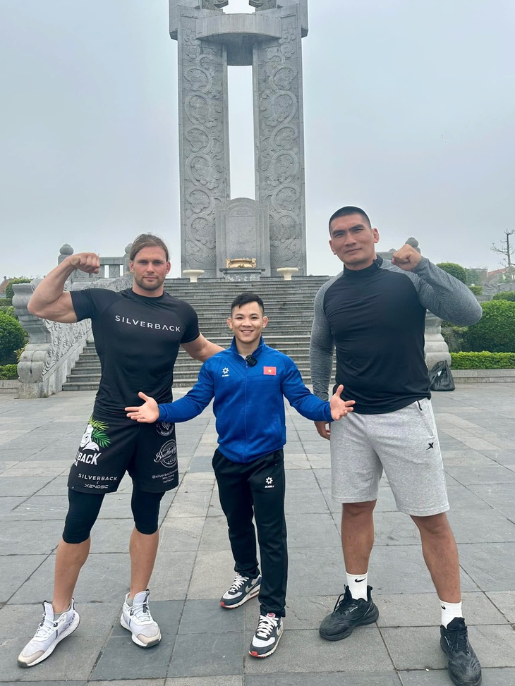 ‘Siêu kinh điển’ vật hội làng: Hiếu 'khổng lồ' vs 'Thần sấm' Zakhar - Ảnh 1.