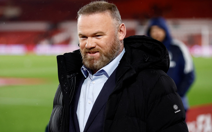 Wayne Rooney bị troll khoảnh khắc ‘xả nước cứu thân’ trên phố - Ảnh 2.