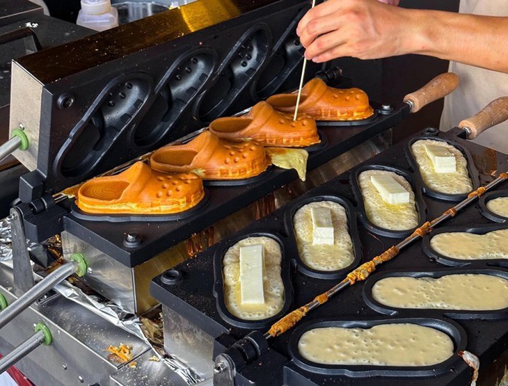 Đua nhau trải nghiệm 'ăn dép vào mồm' - Ảnh 1.