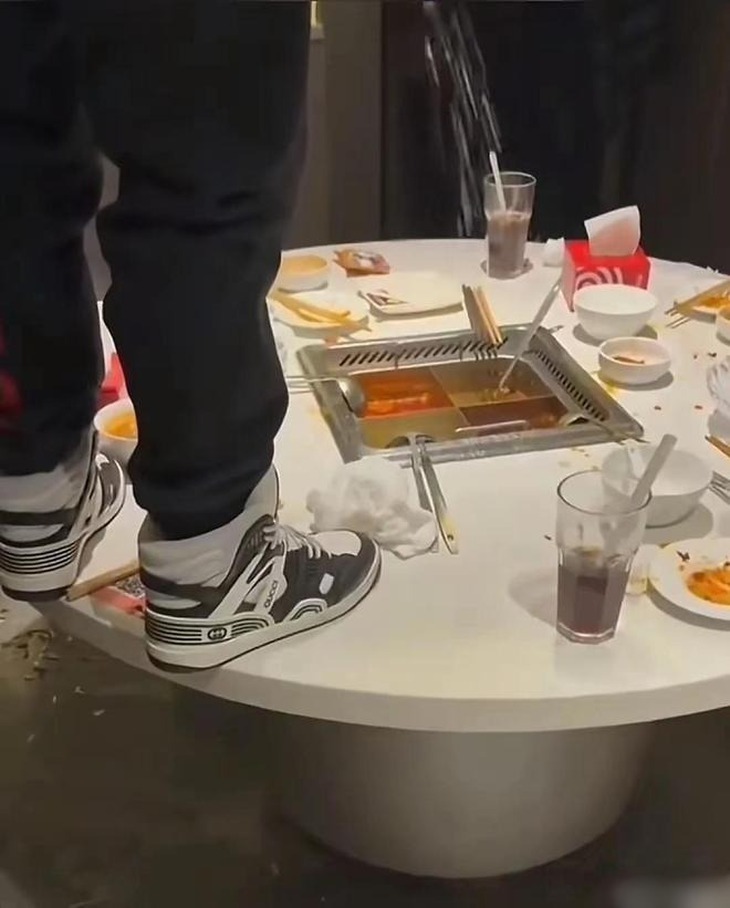 Haidilao đền tiền cho 4.000 khách sau vụ 'tiểu vào nồi lẩu' - Ảnh 1.